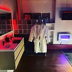 Paris 9 Love Room Jacuzzi