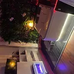 Paris 9 Love Room Jacuzzi