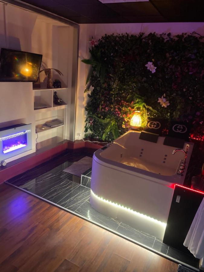 9 Jacuzzi * Parijs
