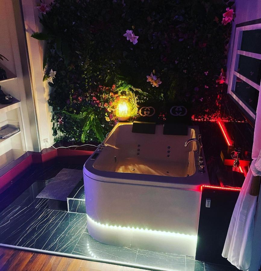9 Jacuzzi